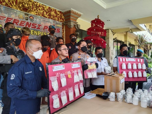 Polisi menunjukkan tersangka dna barang bukti kepemilikan pil koplo di Denpasar, Bali - KAD