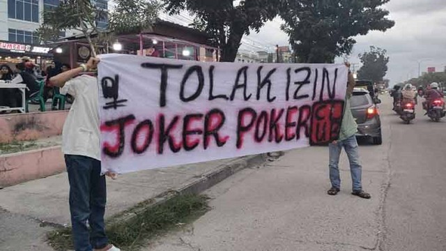 Unjuk rasa warga menolak Pub & KTV Joker Poker beroperasi di Pekanbaru. (Istimewa)