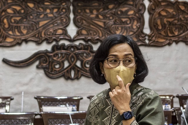 Menteri Keuangan Sri Mulyani (tengah) berbicara dalam rapat kerja bersama Komisi XI DPR di Kompleks Parlemen, Senayan, Jakarta, Senin (12/12/2022). Foto: Aprillio Akbar/Antara Foto