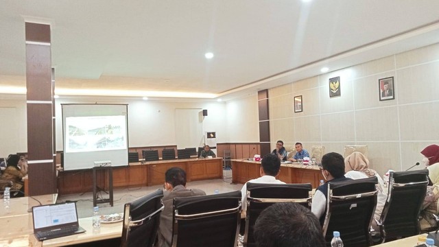 Rapat PPK proyek anjungan Kampung Makasar Timur dengan World Bank didampingi Disperkimtan dan Dinas PUPR Kota Ternate, Maluku Utara. Foto: Sansul Sardi/cermat