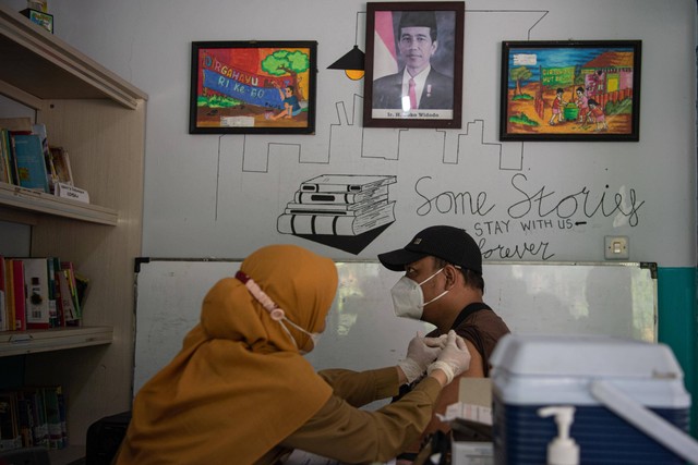Petugas kesehatan mengukur suhu badan calon penerima vaksin COVID-19 di RPTRA Teratai Tebet Timur, Tebet, Jakarta Selatan, Senin (12/12/2022). Foto: Sigid Kurniawan/ANTARA FOTO