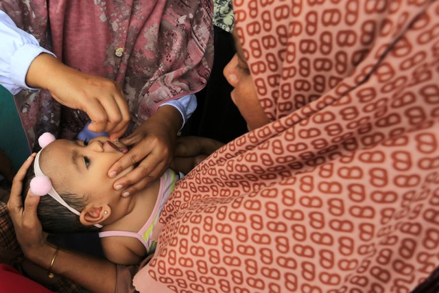 Ilustrasi: Petugas kesehatan memberikan vaksin polio tetes (Oral Poliomyelitis Vaccine) kepada anak dan balita saat imunisasi polio serentak di Kantor Balai Desa Meureubo, Kecamatan Meureubo, Aceh Barat, Aceh, Senin (12/12/2022). Foto: Syifa Yulinnas/Antara Foto
