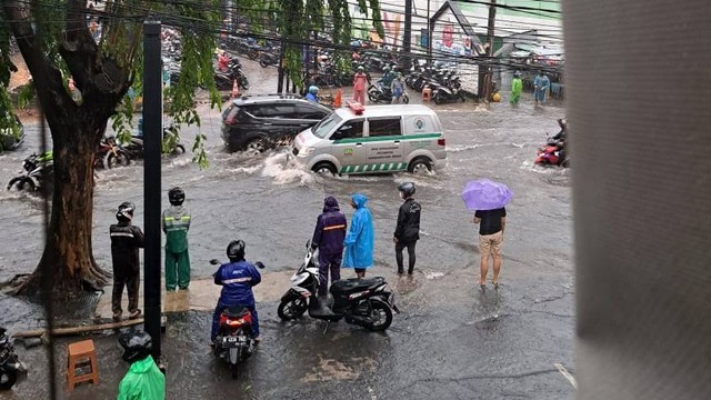 Banjir di Jalan Ir. H. Juanda, Margahayu, Kecamatan Bekasi Timur. Foto: Avissa Harness/ kumparan