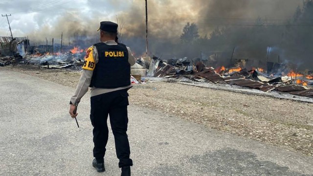 Pasar Waghete Deiyai dibakar sekelompok orang. (Foto Humas Polda Papua)