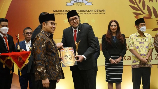 Anggota DPR Ono Surono menerima penghargaan Mahkamah Kehormatan Dewan (MKD) DPR RI Awards tahun 2022. (Istimewa)