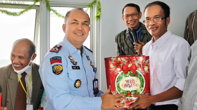 Ade Kusmanto memberikan bingkisan kepada WBP Lapas Bengkulu turur berbagi kasih (docpri)