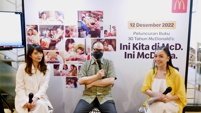 Peluncuran buku 30 tahun McDonald's di Indonesia bersama dengan para karyawan, pada Senin, (12/12/2022). Foto: Dok. McDonald's Indonesia
