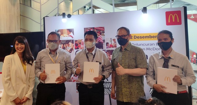  Peluncuran buku McDonald's dengan sang penulis langsung, Marchella FP pada Senin, (12/12/2022). Foto: Dok. McDonald's Indonesia