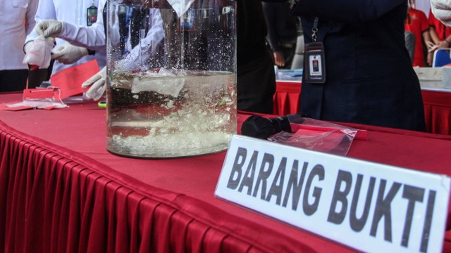 Pemusnahan barang bukti narkotika jenis sabu saat rilis di Polda Kalteng, Palangka Raya, Kalimantan Tengah, Senin (12/12/2022). Foto: Makna Zaezar/Antara Foto