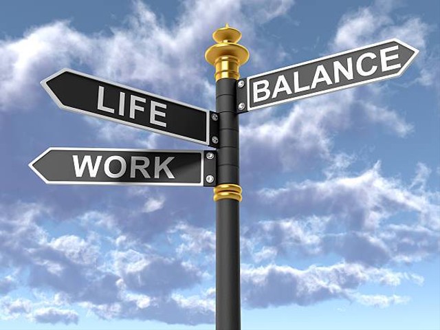 Work Life Balance. Sumber: https://media.istockphoto.com/id/171274866/id/foto/tanda-tanda-jalan-menandakan-keseimbangan-kehidupan-kerja.jpg?s=612x612&w=0&k=20&c=wWOyCd89RZsJiZOImruqcHXsO0CKMseH-KrPPwp1hH4=