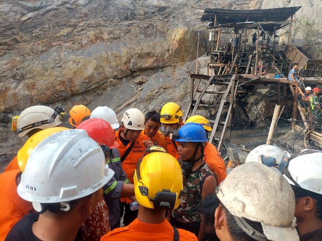 Proses evakuasi di lokasi tambang batu bara milik PT NAL yang meledak di Sawahlunto, Jumat (9/12/2022). Dokumentasi: Basarnas Padang  