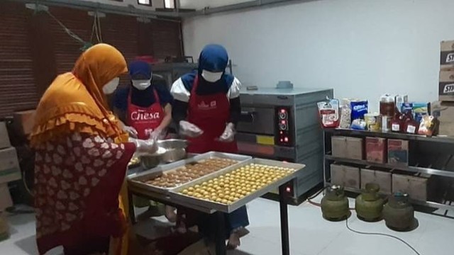 Home Industry yang biasanya dilakukan oleh para ibu rumah tangga saat menjalan hari raya idul fitri. (Sumer: Deliacious Cake & Bakery)