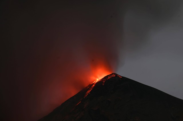 Ilustrasi erupsi gunung berapi. Foto: Johan Ordonez/AFP