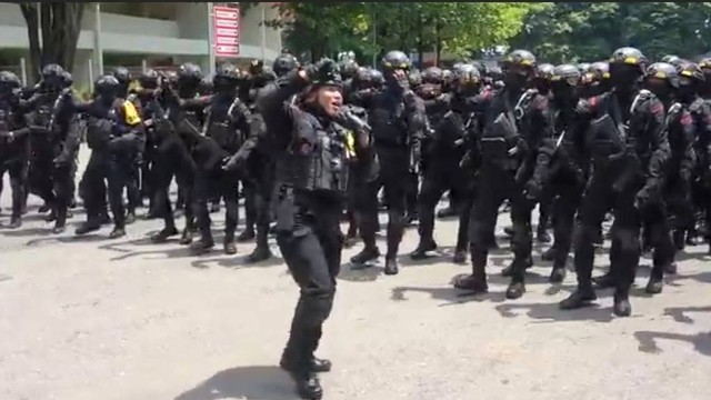 Pasukan Brimob saat mengikuti apel di Stadion Manahan, Solo, Senin (12/12/2022) sebelum kembali ke kesatuan masing-masing. FOTO: Agung Santoso