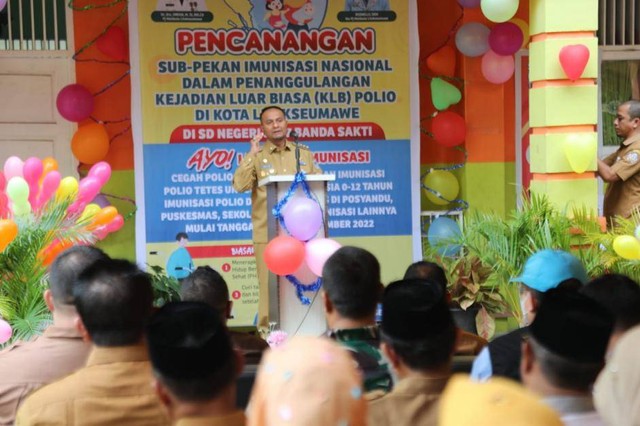 Pemkot Lhokseumawe, meminta dorongan para guru dan kepala sekolah agar mengajak para muridnya untuk mengikuti pelaksanaan imunisasi polio di Lhokseumawe, Aceh. Foto: Dok. Humas Pemkot Lhokseumawe, Aceh