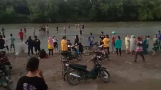 Pencarian terhadap korban yang diduga diterkam buaya saat hendak mandi di sungai. Foto: Dokumentasi Pusdatin BPBD Mamuju Tengah