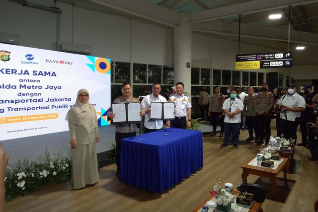 Penandatanganan kerjasama antara PT Transportasi Jakarta dengan Polda Metro Jaya dalam mendukung transportasi publik di Jakarta yang lebih aman dan kondusif di Halte CSW, Senin (12/12/2022). Foto: Ananta Erlangga/kumparan