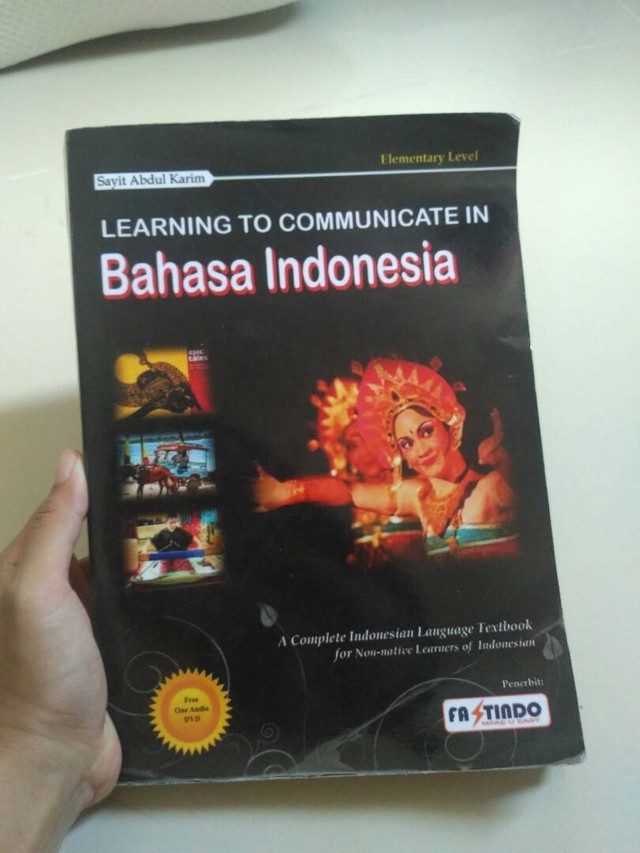 Buku pembalajaran bahasa Indonesia bagi WNA. Sumber: dokumen pribadi.