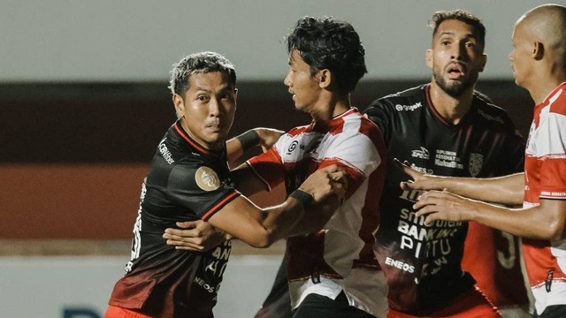 Pertandingan Liga 1 antara Madura United vs Bali United, Senin (12/12/2022). Foto: Instagram/@baliunitedfc