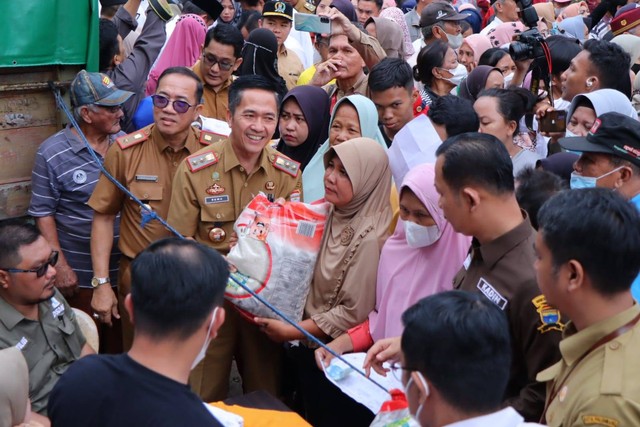 Pemkot Palembang gelar operasi pasar dengan dengan menjual beras murah.