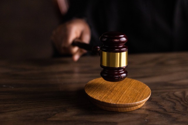 Illustrasi Penegakkan Hukum | Sumber : https://www.pexels.com/photo/brown-wooden-gavel-on-brown-wooden-table-6077326/ 