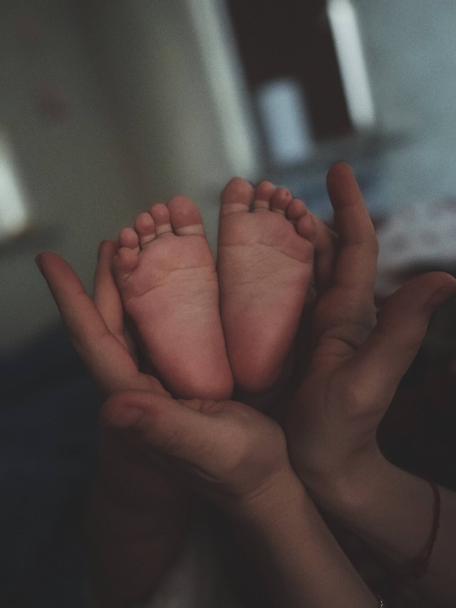 Photo by Paulina Alyaska: https://www.pexels.com/photo/person-holding-a-baby-s-feet-12275839/