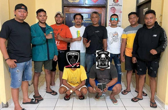 Keterangan foto: Tim Jatanras Polresta Kupang Kota ketika mengamankan dua pelaku pencurian dan penadah handphone.