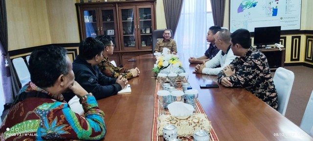 Wakil Bupati Natuna saat menerima kunjungan Tim Teknis penyusunan TNA Disnakertrans Provinsi Kepri, Kamis (8/12/2022). (BLKPP kepri/suryadi)