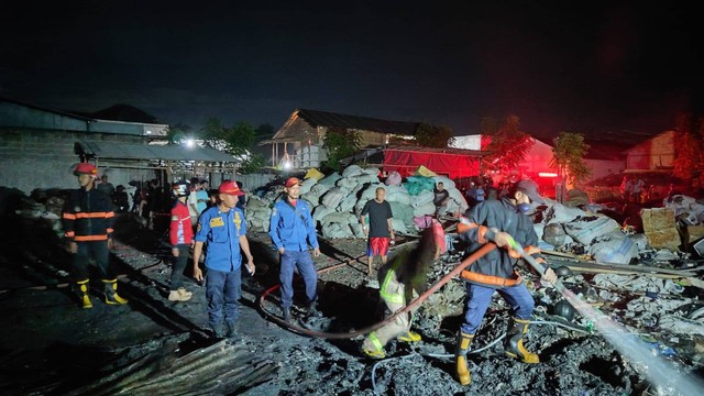 Kebakaran melanda pabrik di kawasan Kampung Rawarotan, Desa Babakan Asem, Kecamatan Teluk Naga, Kabupaten Tangerang, Senin, (12/12).  Foto: Dok. Istimewa