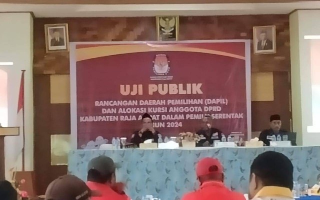 Komisi Pemilihan Umum (KPU) Raja Ampat menggelar uji publik Rancangan Daerah Pemilihan (Dapil) Kabupaten Raja Ampat dalam Pemilu serentak tahun 2024. Foto ist