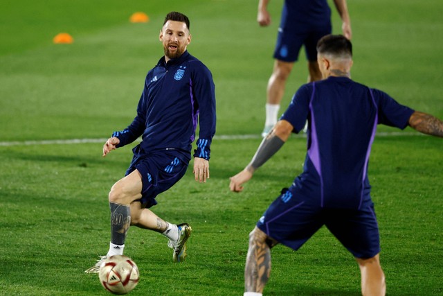 Pemain Timnas Argentina Lionel Messi mengikuti latihan jelang melawan Kroasia pada pertandingan semifinal Piala Dunia 2022 di Pelatihan Universitas Qatar 3, Doha, Qatar. Foto: Peter Cziborra/REUTERS