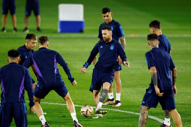 Pemain Timnas Argentina mengikuti latihan jelang melawan Kroasia pada pertandingan semifinal Piala Dunia 2022 di Pelatihan Universitas Qatar 3, Doha, Qatar. Foto: Peter Cziborra/REUTERS