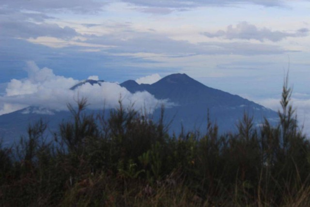 potret gunung arjuno welirang dari Gunung Buthak "C:\Users\muhammad rafli ramli\OneDrive\Gambar\gambar\Gambar WhatsApp 2022-12-06 pukul 08.33.32.jpg"