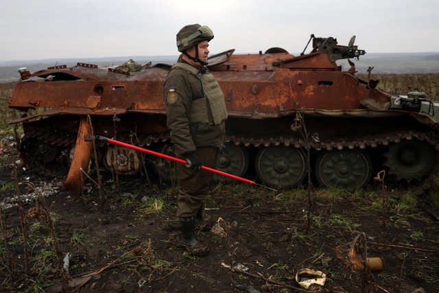 Anggota tim penjinak ranjau Nasional Ukraina Batalyon Dnipro 1 mensterilkan kawasan Donetsk di Ukraina pada Senin (12/12/2022). Foto: Shannon Stapleton/Reuters