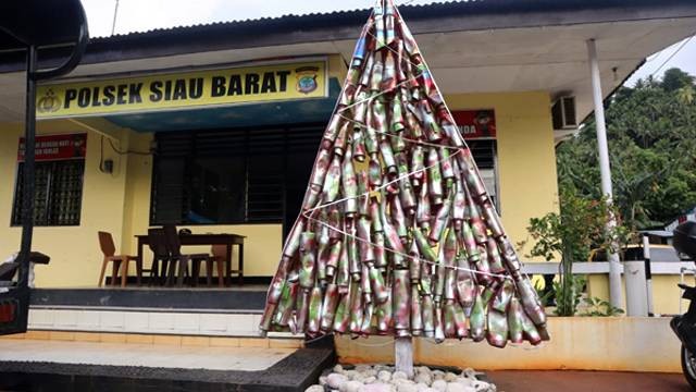 Pohon natal yang terbuat dari Knalpot Bising dipajang di depan kantor Polsek Siau Barat.