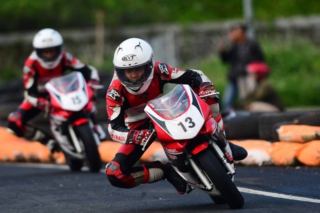 Peserta Astra Honda Racing School (AHRS) tengah mempelajari materi terkait aturan-aturan di dunia balap sebelum melakukan praktik balap di Sirkuit Mijen, Semarang. Foto: Dok. Astra Honda Motor