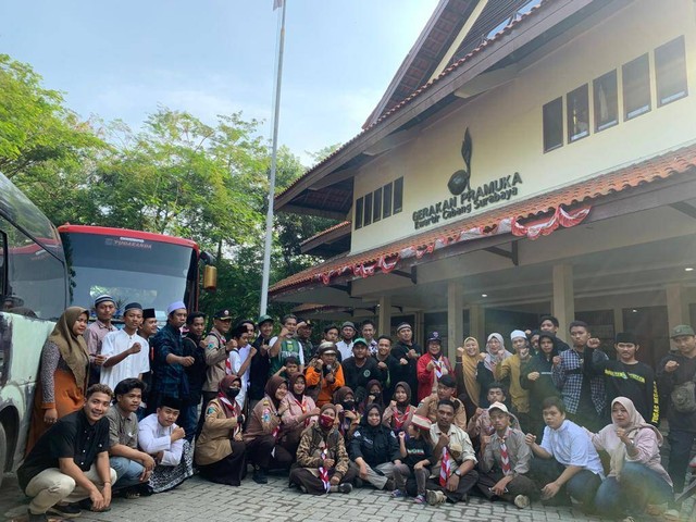 Foto bersama peserta wisata religi dan outbound wawasan kebangsaan di depan kantor Kwarcab Surabaya. Jumat(9/12/2022). Foto:sasatiyasa/kumparan