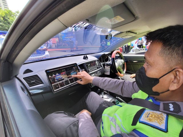 Melihat langsung mobil Polantas sebagai armada ETLE Mobile di Lapangan Presisi Ditlantas Polda Metro Jaya, Selasa (13/12). Foto: Rizki Fajar Novanto/kumparan