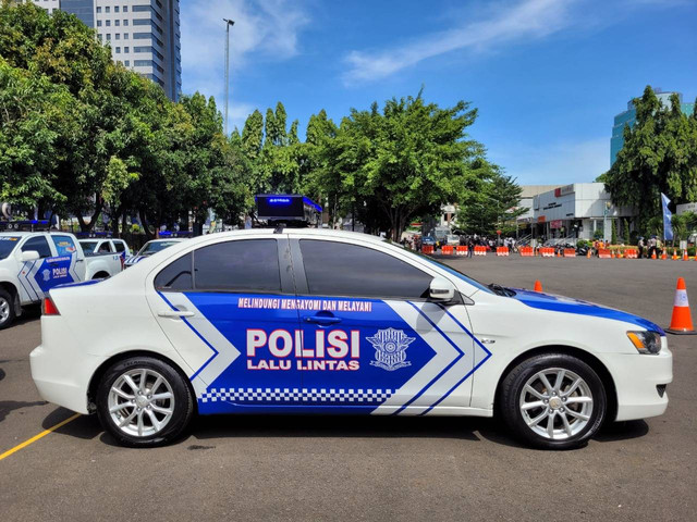 Melihat langsung mobil Polantas sebagai armada ETLE Mobile di Lapangan Presisi Ditlantas Polda Metro Jaya, Selasa (13/12). Foto: Rizki Fajar Novanto/kumparan