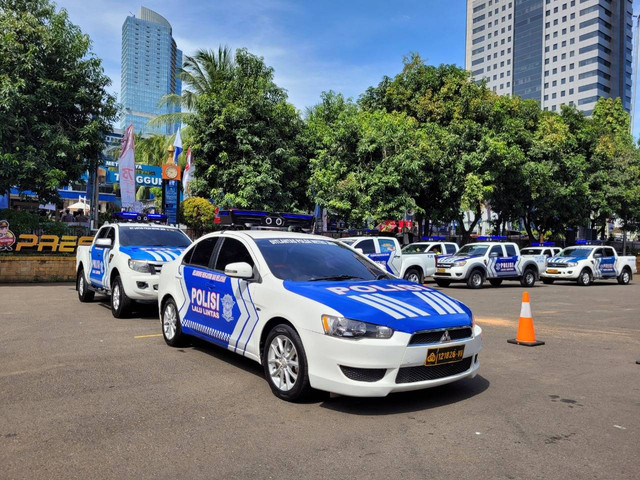 Melihat langsung mobil Polantas sebagai armada ETLE Mobile di Lapangan Presisi Ditlantas Polda Metro Jaya, Selasa (13/12). Foto: Rizki Fajar Novanto/kumparan