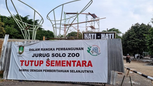 Spanduk pengumuman penutupan kebun binatang TSTJ Solo. FOTO: Fernando Fitusia