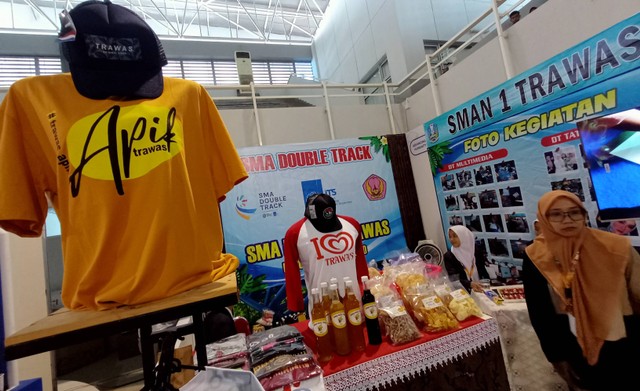 Kelompok Usaha Sekolah (KUS) dari SMAN 1 Trawas yang menggelar berbagai produk yang mereka hasilkan di Festival Millennial Entrepreneur Awards yang digelar di Gedung Robotika ITS, Selasa (13/12). Foto-foto: Masruroh/Basra