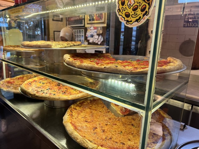 Pizza Jumbo di Pizza Place. Sumber foto : ranisya ( milik pribadi )