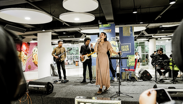 Aruma tampil di salah satu pertunjukan musik di Bandung. Foto: Istimewa