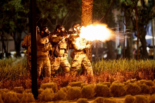 Polisi terlibat bentrokan dengan para pendukung Presiden Brasil Jair Bolsonaro yang demo di Brasilia, Brasil, Senin (12/12/2022). Foto: Ueslei Marcelino/Reuters