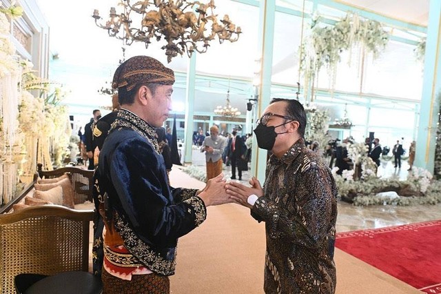 Penyanyi Ari Lasso bersalaman dengan Presiden Joko Widodo saat menghadiri pernikahan kaesang dan Erina. Foto: Instagram/@ari_lasso