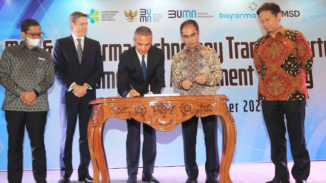 Penandatangan Kerangka Kerja Kemitraan Transfer Teknologi MSD-Bio Farma di Westin Jakarta, Selasa (13/12/2022). Foto: MSD