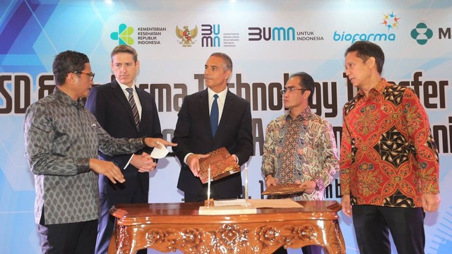 Penandatangan Kerangka Kerja Kemitraan Transfer Teknologi MSD-Bio Farma di Westin Jakarta, Selasa (13/12/2022). Foto: MSD