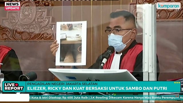 Bukti foto yang diambil Richard Eliezer saat Sambo dan Putri membagikan uang serta handphone. Foto: kumparan