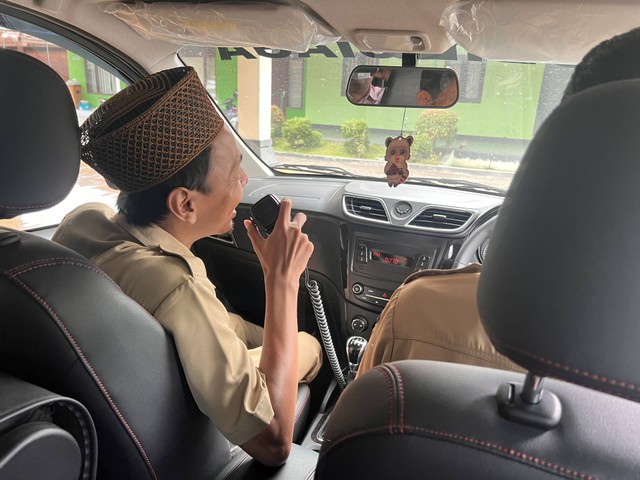 Lurah Pleret Taufiq Kamal di dalam mobil operasional kalurahan. Foto: ESP